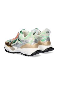 Zapatillas con una mezcla de materiales que incluyen acentos en plata, oro y verde. Presentan una suela texturizada y un diseño reflectante colorido.