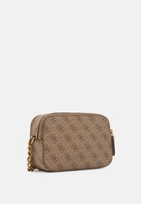 Kompakt rektangulær brun mønstret crossbody taske med guldkæde og lynlås på en hvid baggrund.