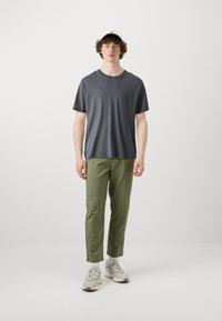 Jack & Jones JORRAVEN WASHED TEE CREW NECK - Majica kratkih rukava s printom - ebony