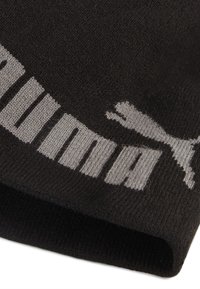 Sciarpa nera in maglia con un logo grigio prominente e design testuale, con una texture liscia e un bordo ripiegato per un aspetto ordinato.