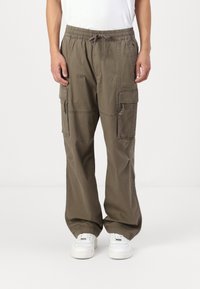 Cargo-byxor i dämpad olivgrön, gjorda av lätt bomull. Har en elastisk midja, snörning och flera sidofickor.