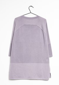 Tunic a maglia viola chiaro con scollatura rotonda, maniche a tre quarti, coste testurizzate e spacchi laterali all'orlo. Appesa a un gancio nero.