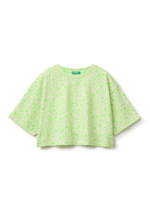 Top court vert clair à manches courtes avec un motif subtil de feuilles et un col rond, posé à plat sur un fond blanc.
