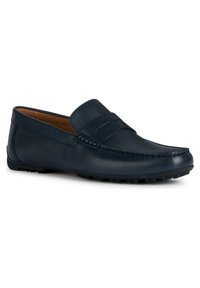 Mocassini in pelle blu navy con design cucito e una finitura liscia. Suola in gomma leggermente elevata con dettagli di trazione.