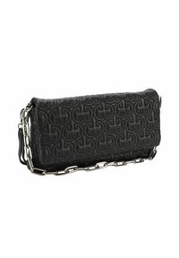 Sac bandoulière en cuir noir avec motif de logo embossé, ferrures argentées et une bandoulière chaîne. Forme rectangulaire avec une texture lisse.