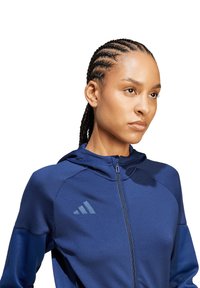 adidas Performance FUSSBALL - TEAM TIRO TRAVEL KAPUZEN - Sweatjacke - blau
