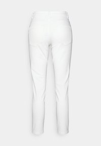 Pantalon en denim blanc à coupe slim, avec deux poches arrière et des coutures décoratives. Texture lisse et ourlet roulé aux chevilles.