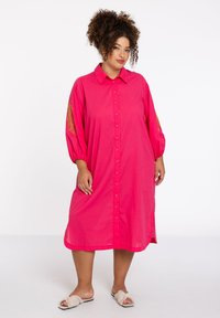 Fuchsia Hemdblusenkleid mit Kragen, Ballonärmeln und goldfarbener Stickerei an den Ärmeln. Glattes Material; knielange Silhouette.