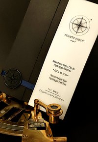 Hydrogel-oogpatches in een zwarte doos met een blauwe strik en een reliëflogo. Witte label met details over de productnaam en gebruik, ontworpen voor mannen.