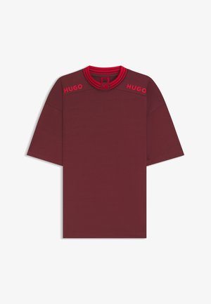 Bordeaux oversized t-shirt van zacht materiaal met korte mouwen. Heeft een rode gestreepte halslijn en het HUGO-logo op de voorkant.