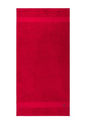 Rotes rechteckiges Badehandtuch mit schmalen Streifen nahe den Rändern und kleinem dunkelblauem, gesticktem Logo in der unteren rechten Ecke.