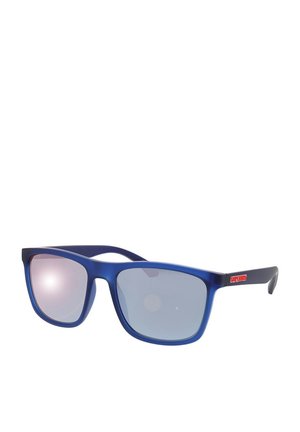 Blaue rechteckige Sonnenbrille mit reflektierenden Gläsern und schwarzen Bügeln mit rotem Superdry-Logo an der Seite.