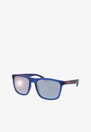 Blaue rechteckige Sonnenbrille mit reflektierenden Gläsern und schwarzen Bügeln mit rotem Superdry-Logo an der Seite.