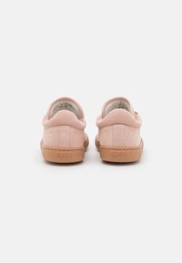 Sneakers BALLY in suede rosa con suola in gomma color beige, dotati di un retro arrotondato e dettagli logo in rilievo sul tallone.
