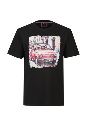 T-shirt noir avec un graphique d'une voiture vintage rouge dans une rue de la ville, un ours en peluche portant des lunettes de soleil conduit la voiture.