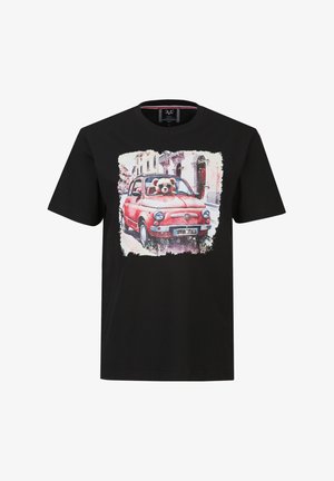 Zwart T-shirt met afbeelding van een rode vintage auto op een stadsstraat, een teddybeer met een zonnebril rijdt de auto.