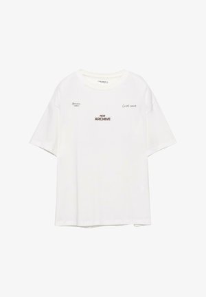 Tricou alb cu mânecă scurtă, având inscripția "NEW ARCHIVE" în culoarea maro, cu accente de text mic suplimentar în partea stângă și dreaptă sus. Material moale.