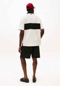 Tommy Hilfiger F1 MOVIE RACE DAY GRAPHIC POLO - Polo krekls - ivory/black