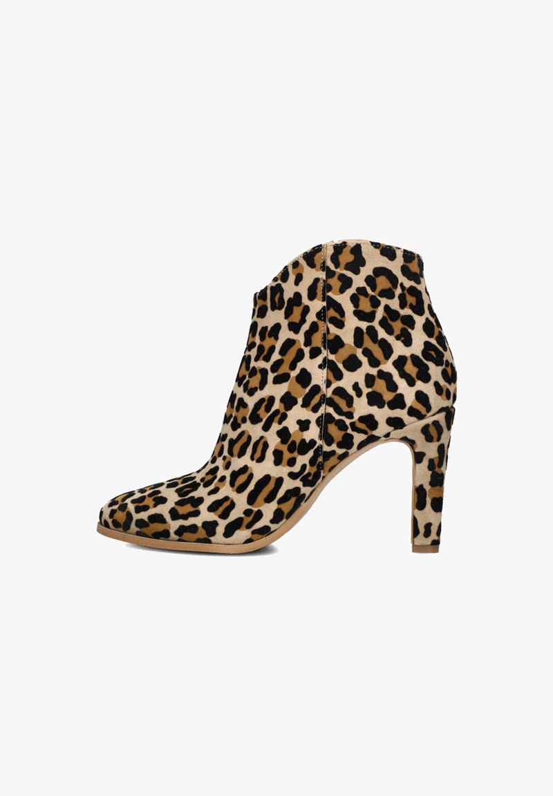 Leopard-print enkellaarsje van suede, met een spitse neus en een stilettohak. Toont een mix van tan, zwart en bruin tinten.