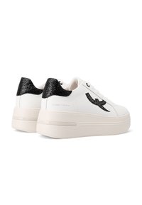 Sneakers platform bianchi con tacchi e strisce laterali in glitter nero, chiusura con lacci e suole spesse beige.