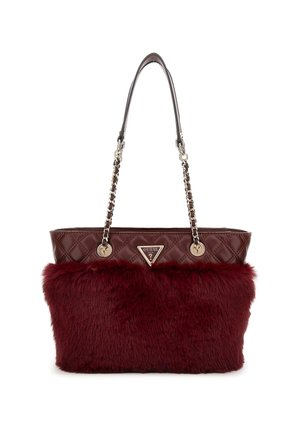 Bordowa pikowana torebka z uchwytami na łańcuszku w kolorze złotym oraz panelem z sztucznego futra na przodzie, z trójkątną metką z logo Guess.
