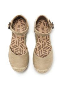 Sandalias de ante beige con puntera redondeada, correa en el tobillo y detalles de yute trenzado. La plantilla suave y texturizada presenta un diseño de hojas. Talla 31.