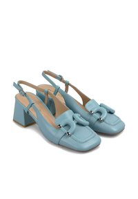 Scarpe slingback azzurro chiaro con punta quadrata, tacco a blocco e dettagli hardware decorativi. Realizzate in pelle liscia con finitura opaca.