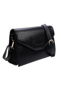 Sac à main en cuir noir avec un motif texturé en diamant. Dispose d'une fermeture à rabat, d'une bandoulière ajustable et de quincaillerie dorée. Design compact.