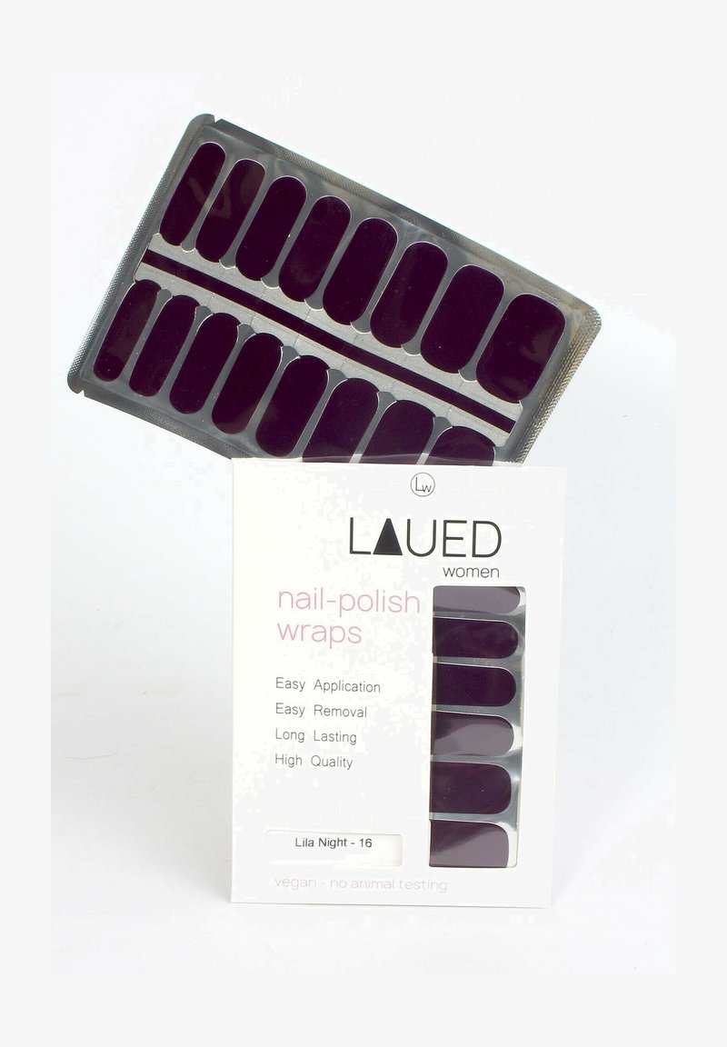 Vernis à ongles violet présenté à l'intérieur et à l'extérieur d'un emballage blanc de marque avec détails du produit et mention vegan sans tests sur les animaux.