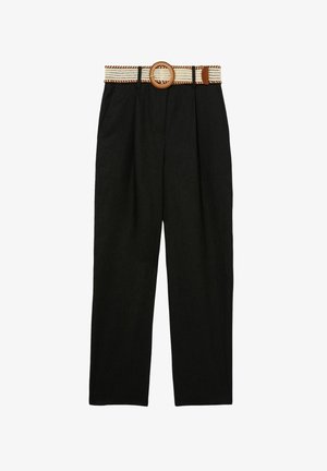 Melni platpliķa bikses ar augstu jostu, kurām ir auduma bežs josta ar apaļu sprādzi un krokotu priekšpusi.