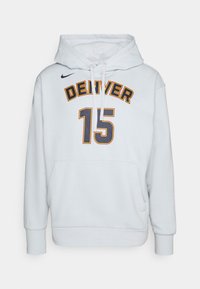 Sudadera blanca con capucha, con el texto "DENVER", el número 15 en azul y amarillo, logo de Nike en la parte superior izquierda del pecho, bolsillo frontal y cordones.
