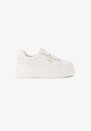 Baskets plateforme blanches avec une finition en cuir lisse, bout arrondi, cinq œillets et accent en logo doré sur le côté. Semelle épaisse et texturée.