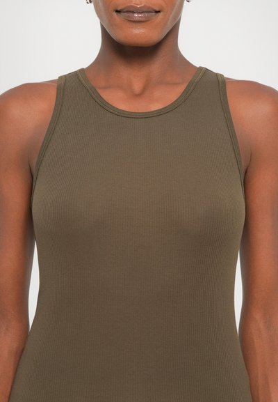 Olijfgroene geribde tanktop met een ronde halslijn en smalle banden, met een gladde textuur en een aansluitend ontwerp.