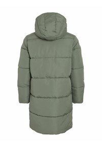 Parka rembourrée en vert olive, dotée d'une capuche, de manches longues et de coutures horizontales pour l'isolation. Texture lisse avec un ourlet arrondi.
