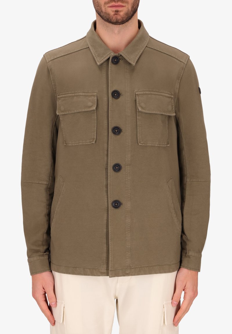 Giacca verde oliva con chiusura a bottoni, due tasche sul petto e tasche laterali. Realizzata in tessuto morbido con una vestibilità comoda e dettagli minimi.