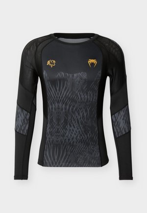 Zwart sportshirt met lange mouwen met een donkergrijs abstract patroon op de voorkant en gouden draken- en tandlogo's bij de schouders. Meshpanelen op de mouwen.
