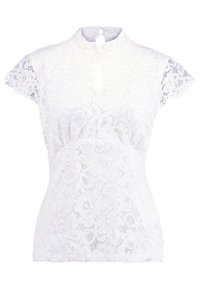 Haut en dentelle blanche avec un col haut, des manches courtes en forme de cape, une ouverture en forme de clé au niveau du cou et un motif floral en dentelle sur l'ensemble. Texture lisse.