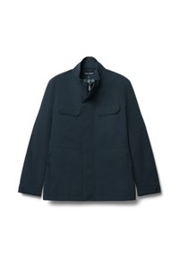 Giacca leggera blu navy con colletto ad astina, due tasche sul petto e zip laterali. Tessuto morbido con un design minimale, senza hardware visibile.