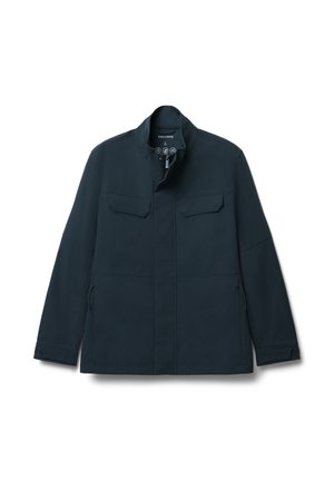 Veste légère bleu marine avec col montant, deux poches poitrine et zips sur les côtés. Tissu lisse au design minimal, sans matériel visible.