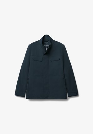 Marineblaue, leichte Jacke mit Stehkragen, zwei Brusttaschen und seitlichen Reißverschlüssen. Glattes Material mit minimalistischem Design, keine sichtbaren Beschläge.
