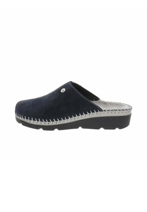 Zueco azul marino único tipo slip-on con ribete gris cosido y suela negra, diseñado para la comodidad y el uso casual.