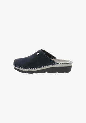 Zueco azul marino único tipo slip-on con ribete gris cosido y suela negra, diseñado para la comodidad y el uso casual.