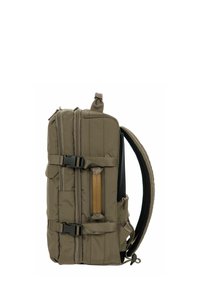 Zaino khaki con esterno imbottito, doppie cerniere, tasche laterali, spallacci regolabili e un accento in pelle. Caratterizzato da una forma rettangolare e snella.