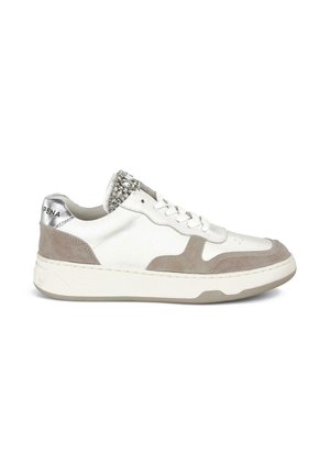 Zapatilla blanca de cuero con acentos de ante gris, herrajes plateados en el talón y un diseño texturizado en la parte superior. Suela de goma.