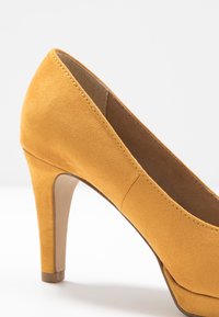s.Oliver Escarpins à talons hauts - yellow