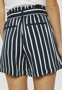 Marineblauwe en witte gestreepte shorts van gladde stof, met een gerimpelde tailleband en twee achterzakken, met omgeslagen mouwen aan de zoom.