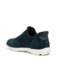 Sneaker in suede e tessuto di un blu scuro con suola ammortizzata e dettagli in gomma. Presenta un tallone con marchio e lacci elasticizzati per una facile vestibilità.