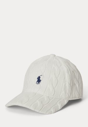 Cappellino da baseball bianco a trecce con visiera curva e logo ricamato di giocatore di polo blu navy sulla parte anteriore.