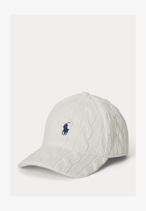 Witte baseballpet met kabelgebreid dessin, een gebogen klep en een marineblauw geborduurd polo-spelerlogo aan de voorkant.