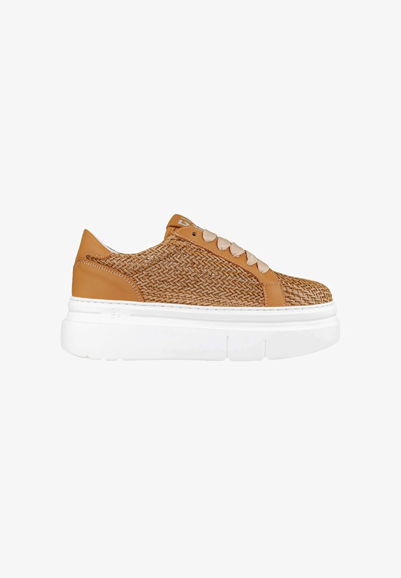 Sneakers in pelle tan con texture intrecciata, suola platform bianca e lacci beige. Presentano un logo discreto sulla linguetta.